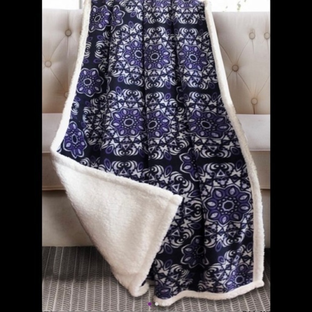 NWT-Blue & Black Medallion Reversible Sherpa Throw